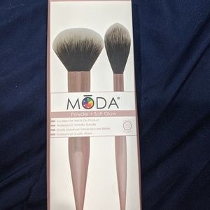 Limited edition Moda powder and soft glow brushes